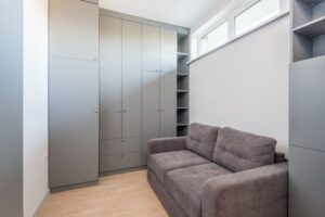 Jak efektywnie organizować przestrzeń w małym mieszkaniu dla większego komfortu